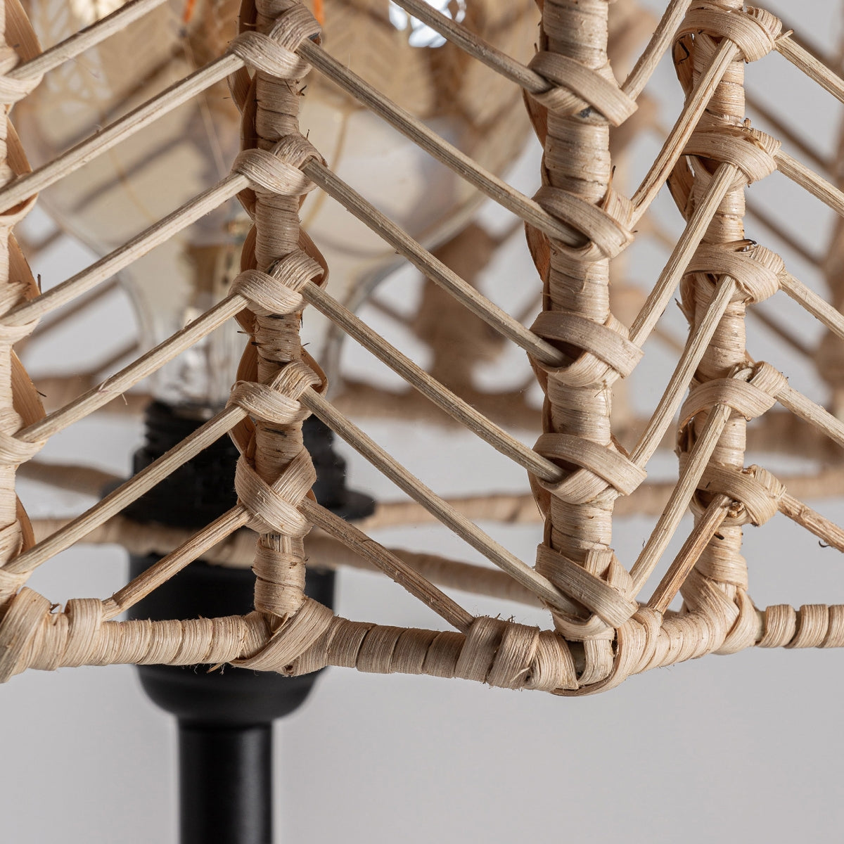 LÁMPARA DE PIE PLISSÉ RATÁN