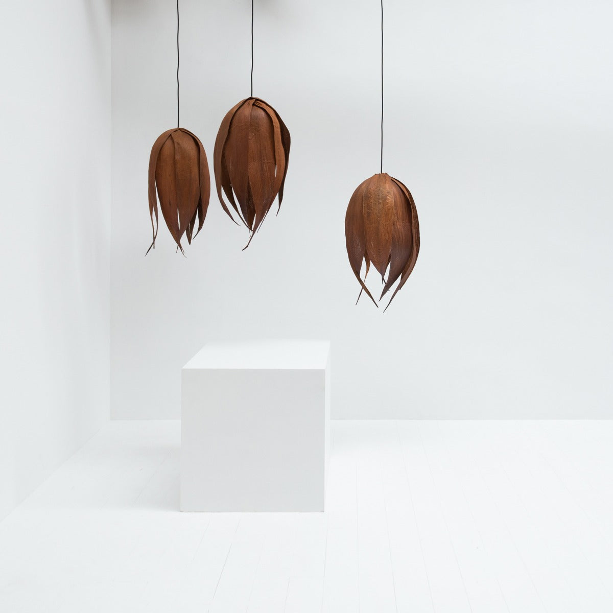 LÁMPARA COLGANTE COURO 8 LEAFS