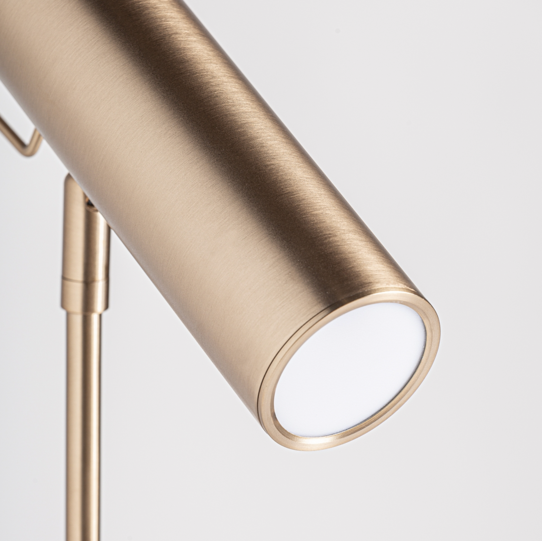 LÁMPARA DE PIE FOCAL