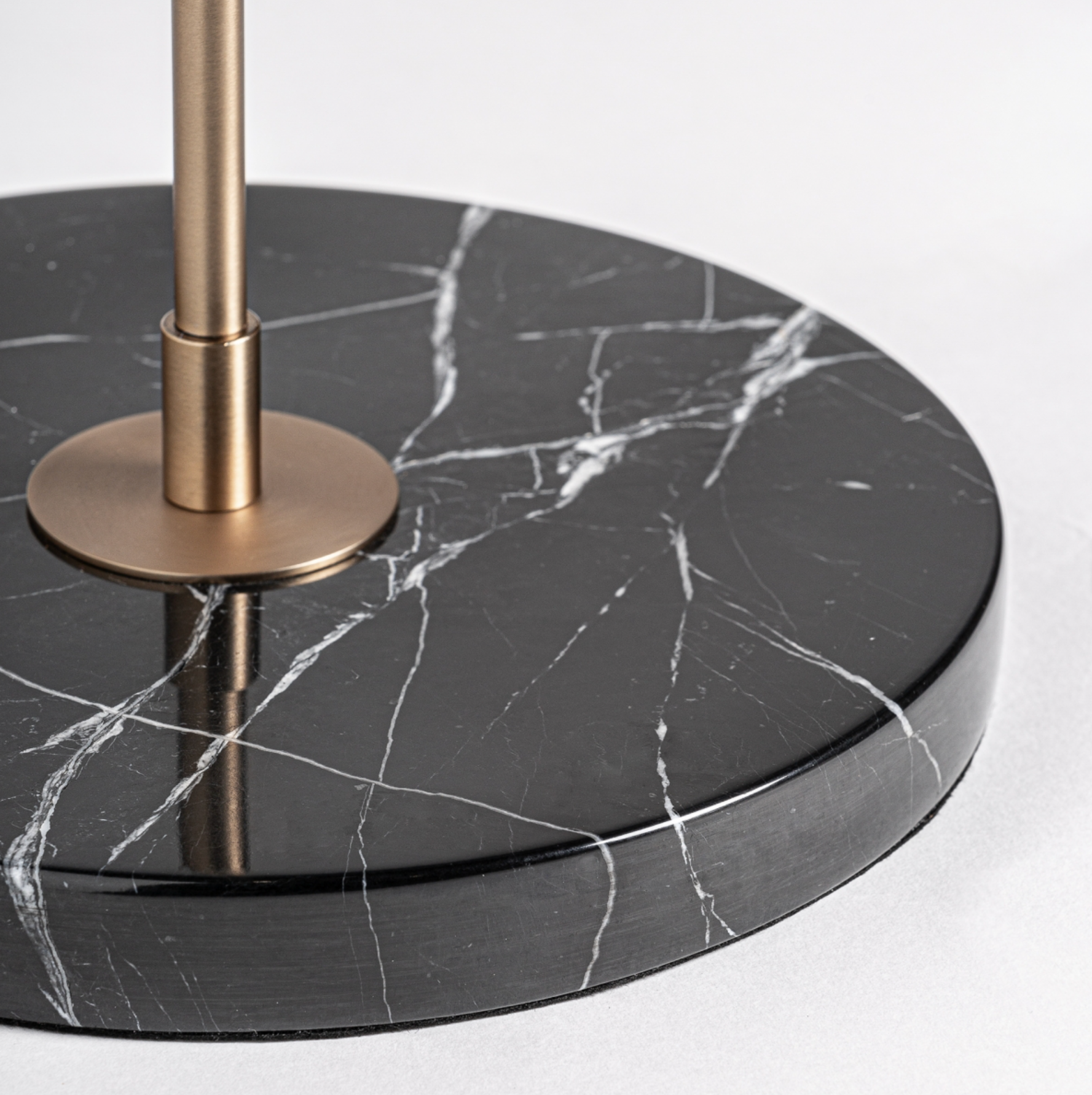 LÁMPARA DE PIE FOCAL