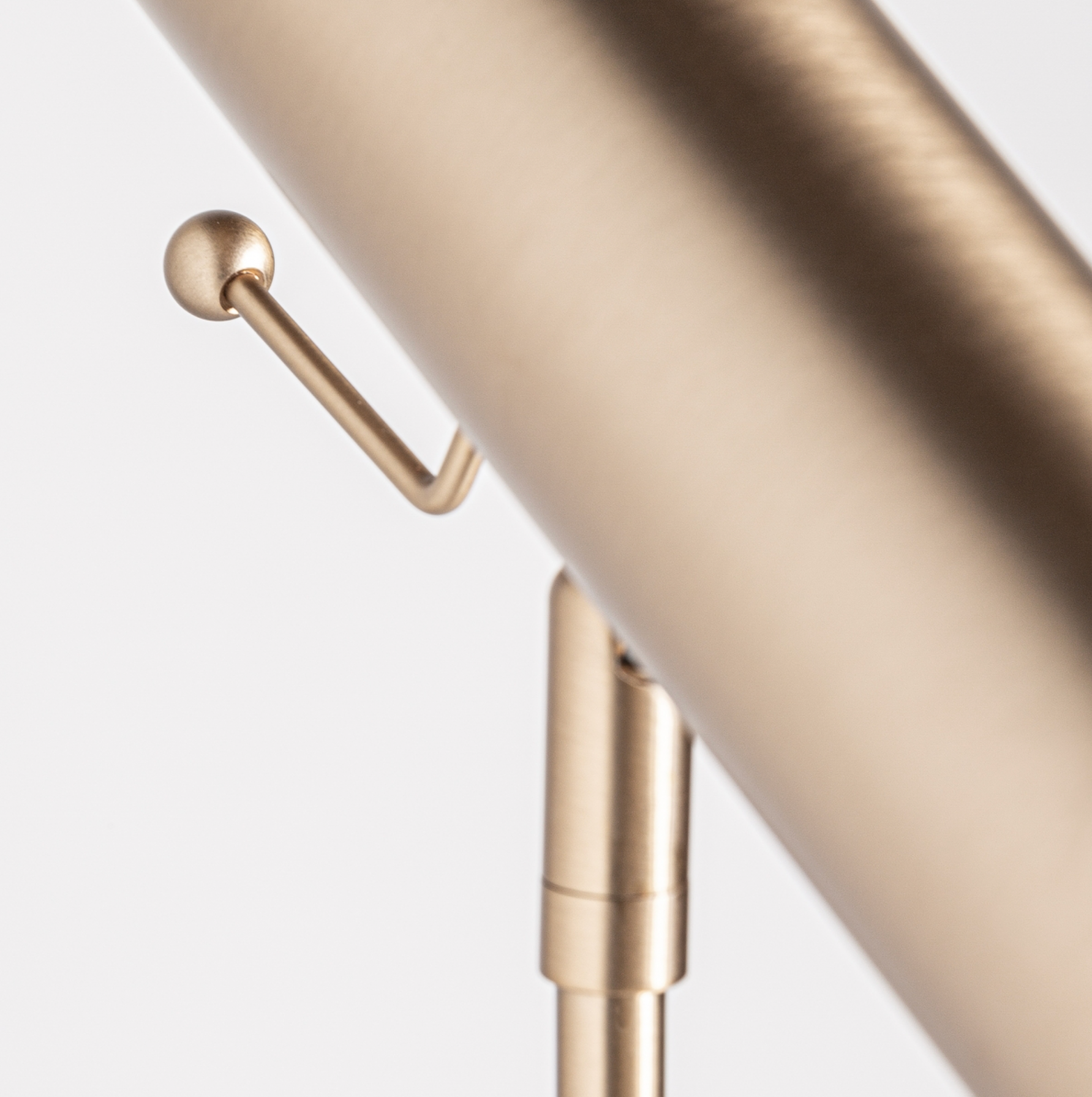 LÁMPARA DE PIE FOCAL