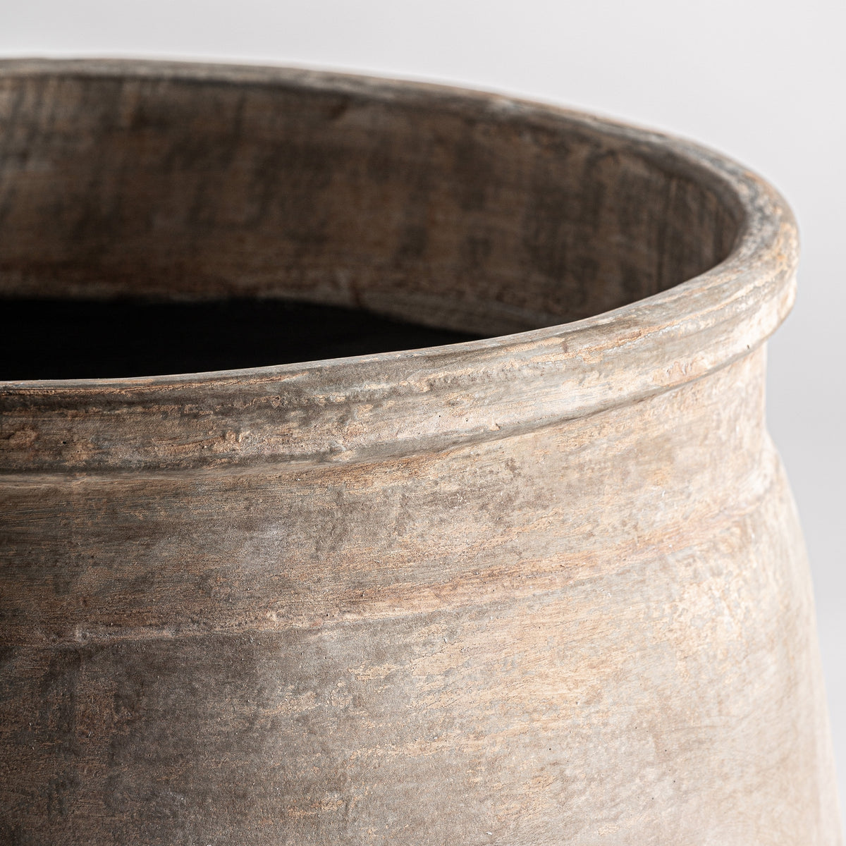 Ánfora Claux — Hormigón armado tonos neutros