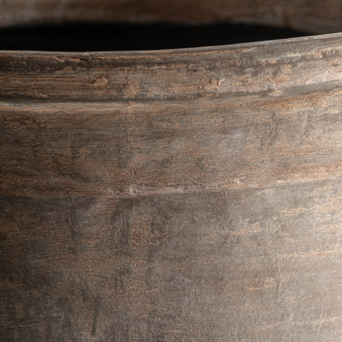 Ánfora Claux — Hormigón armado tonos neutros