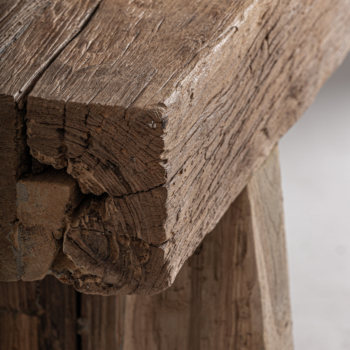 Banco Dodka — Madera de teca reciclada marrón envejecido
