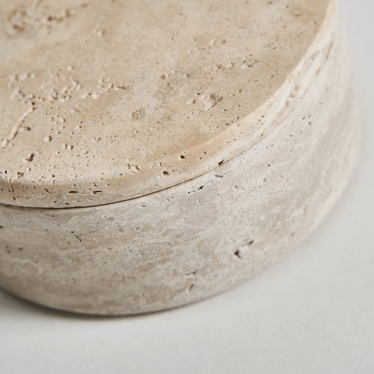Caja Motrus — Travertino crema