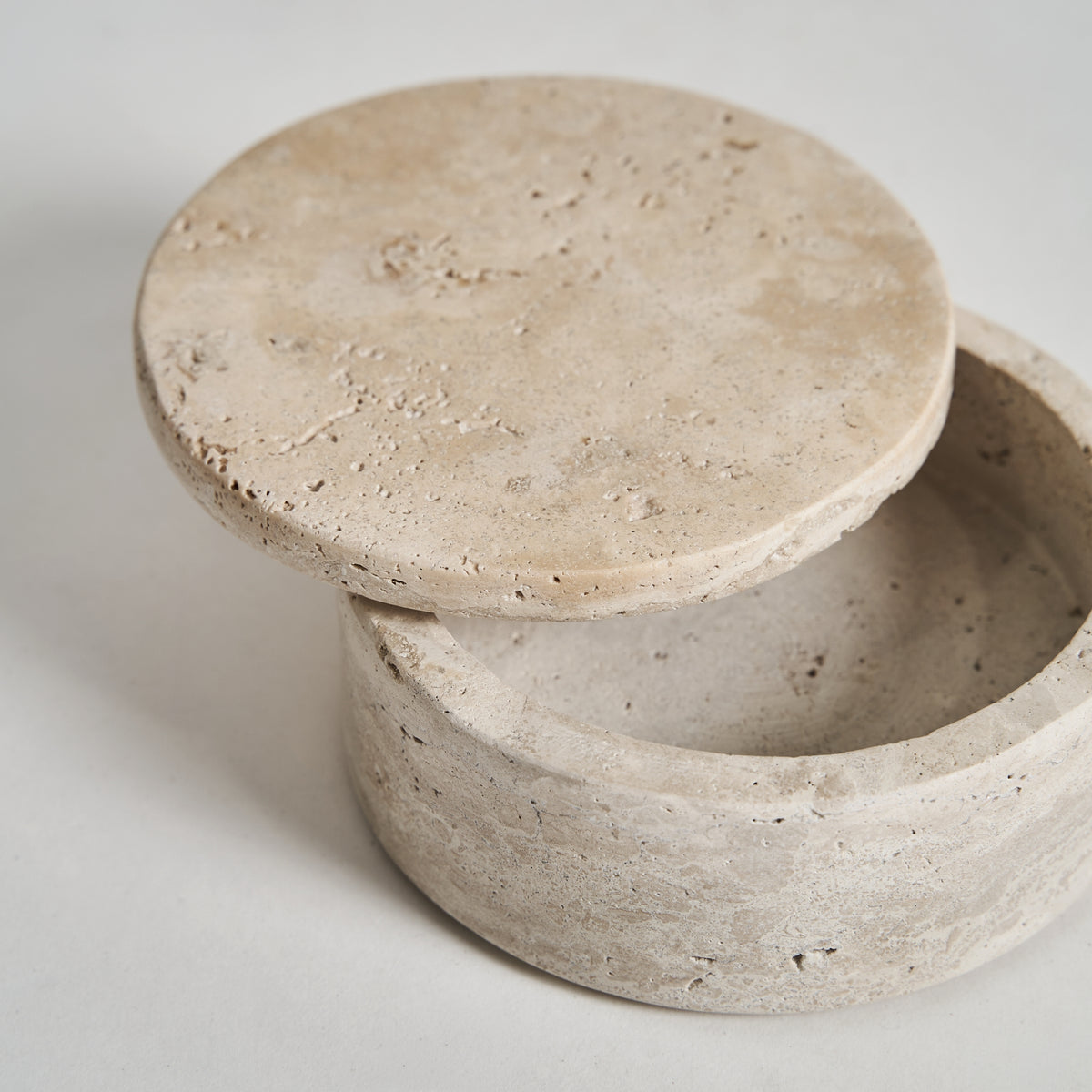Caja Motrus — Travertino crema