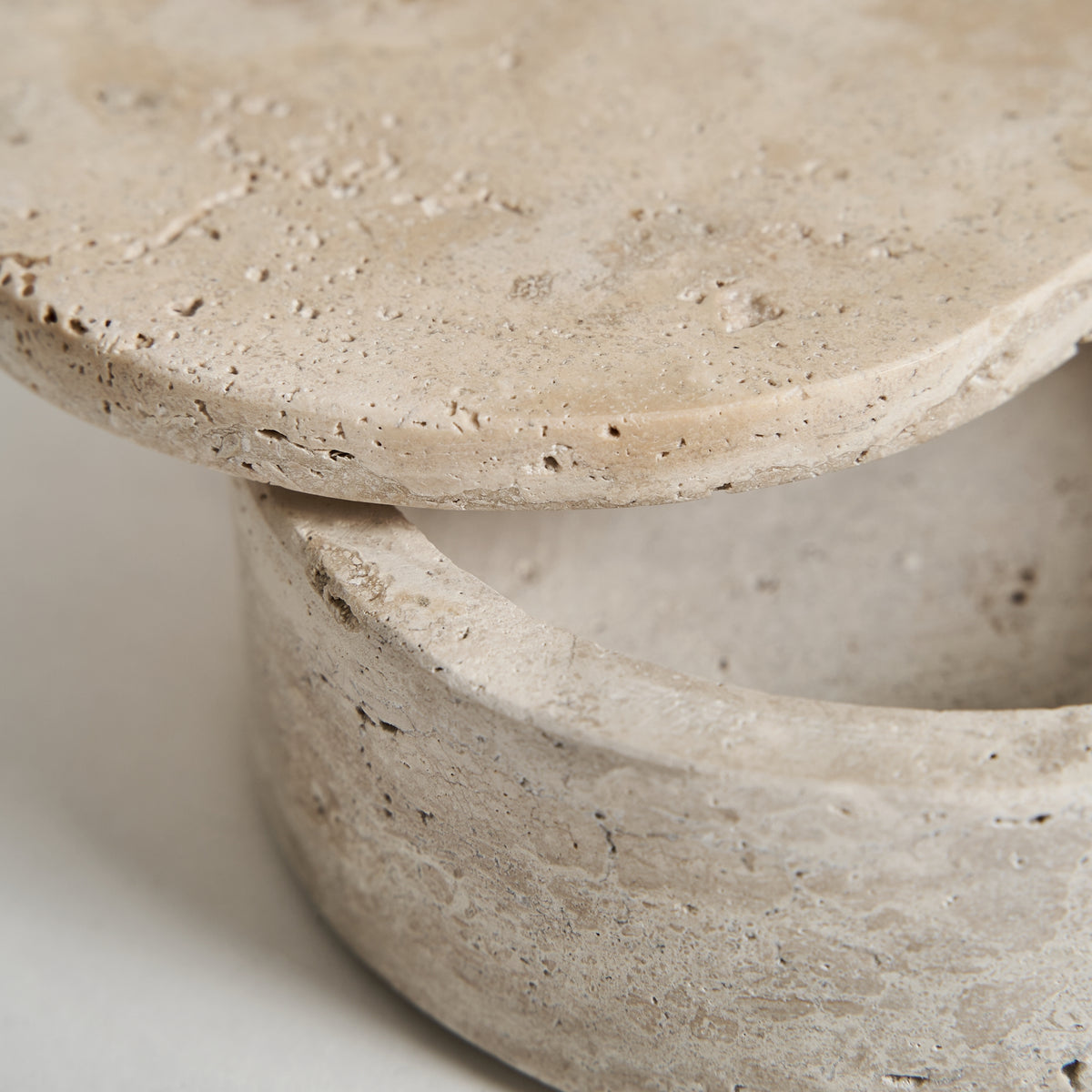 Caja Motrus — Travertino crema