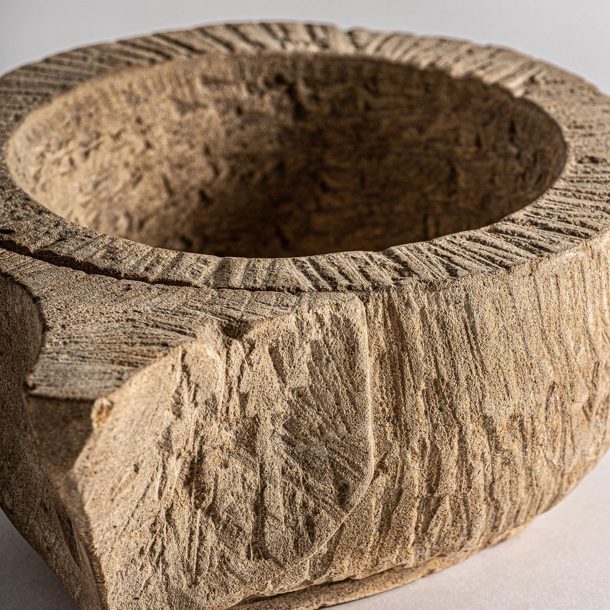 Centro de mesa Tora — Piedra marrón claro envejecido