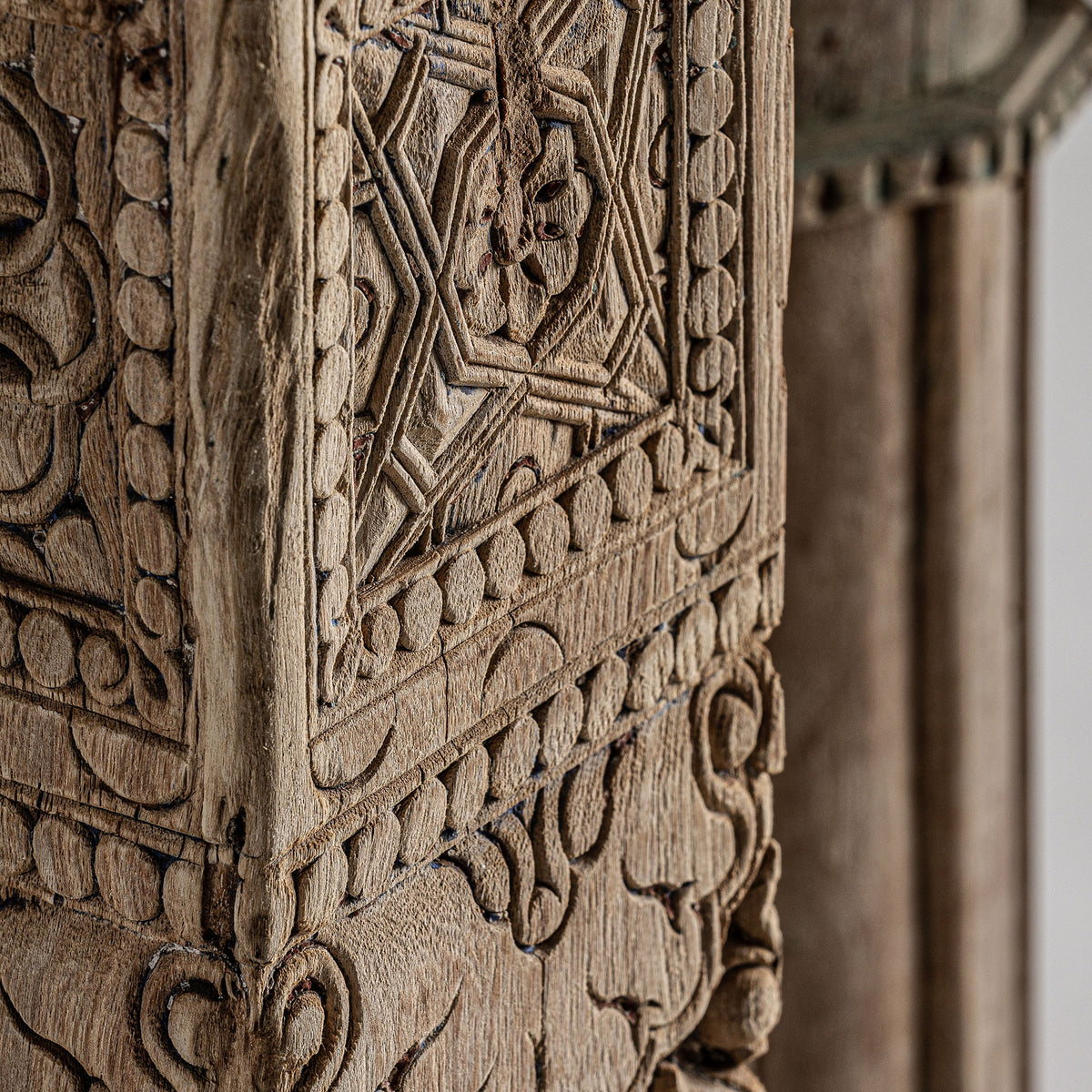 Columna Askale — Madera de teca marrón envejecido