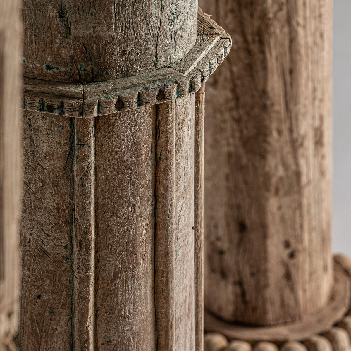 Columna Askale — Madera de teca marrón envejecido