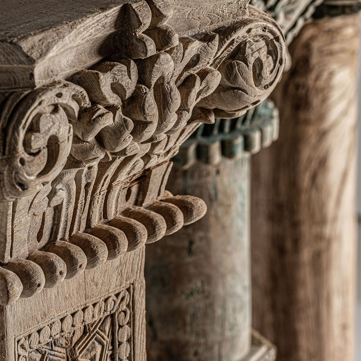 Columna Askale — Madera de teca marrón envejecido