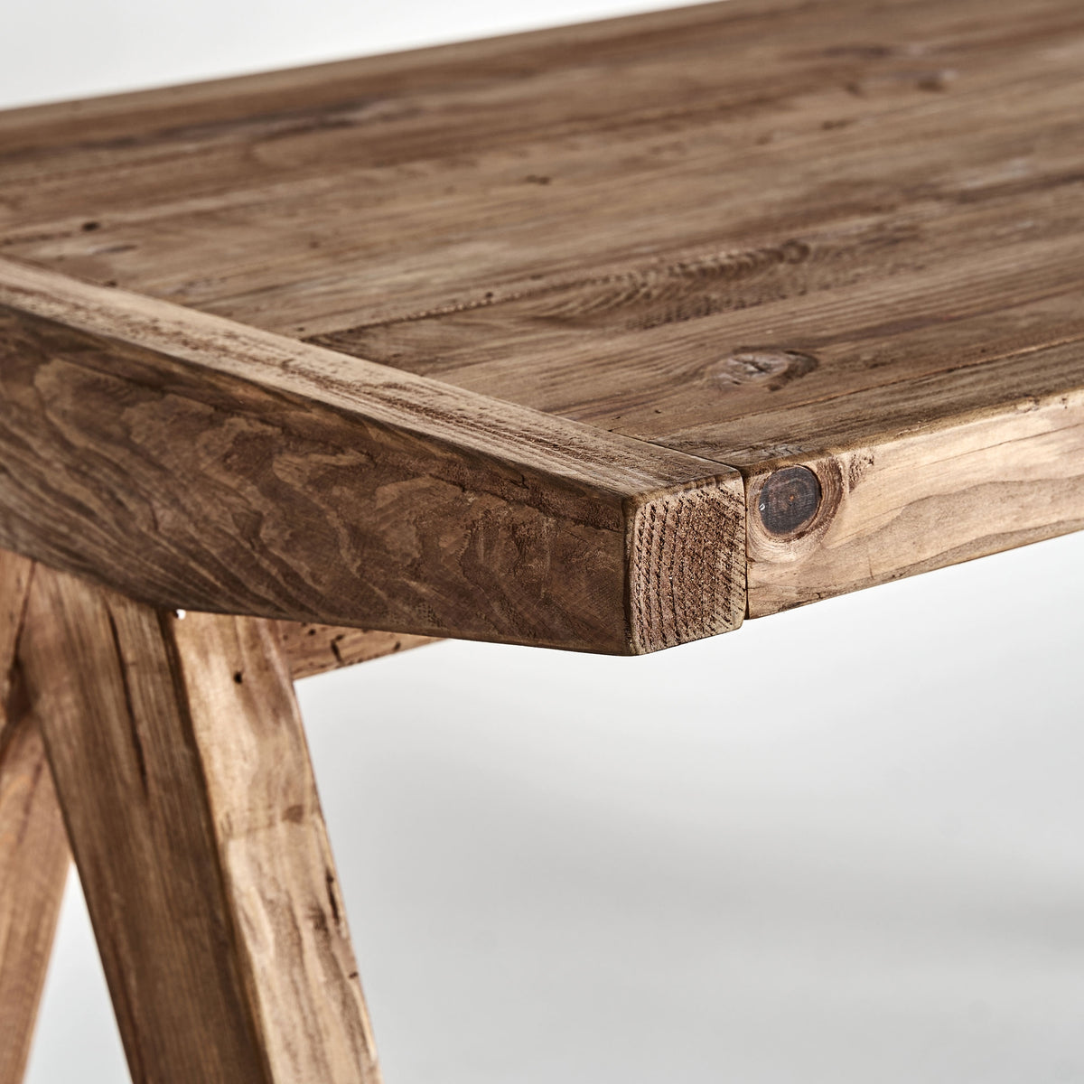 Escritorio Crissey — Madera de pino reciclado marrón