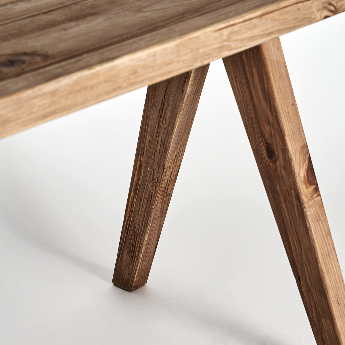 Escritorio Crissey — Madera de pino reciclado marrón