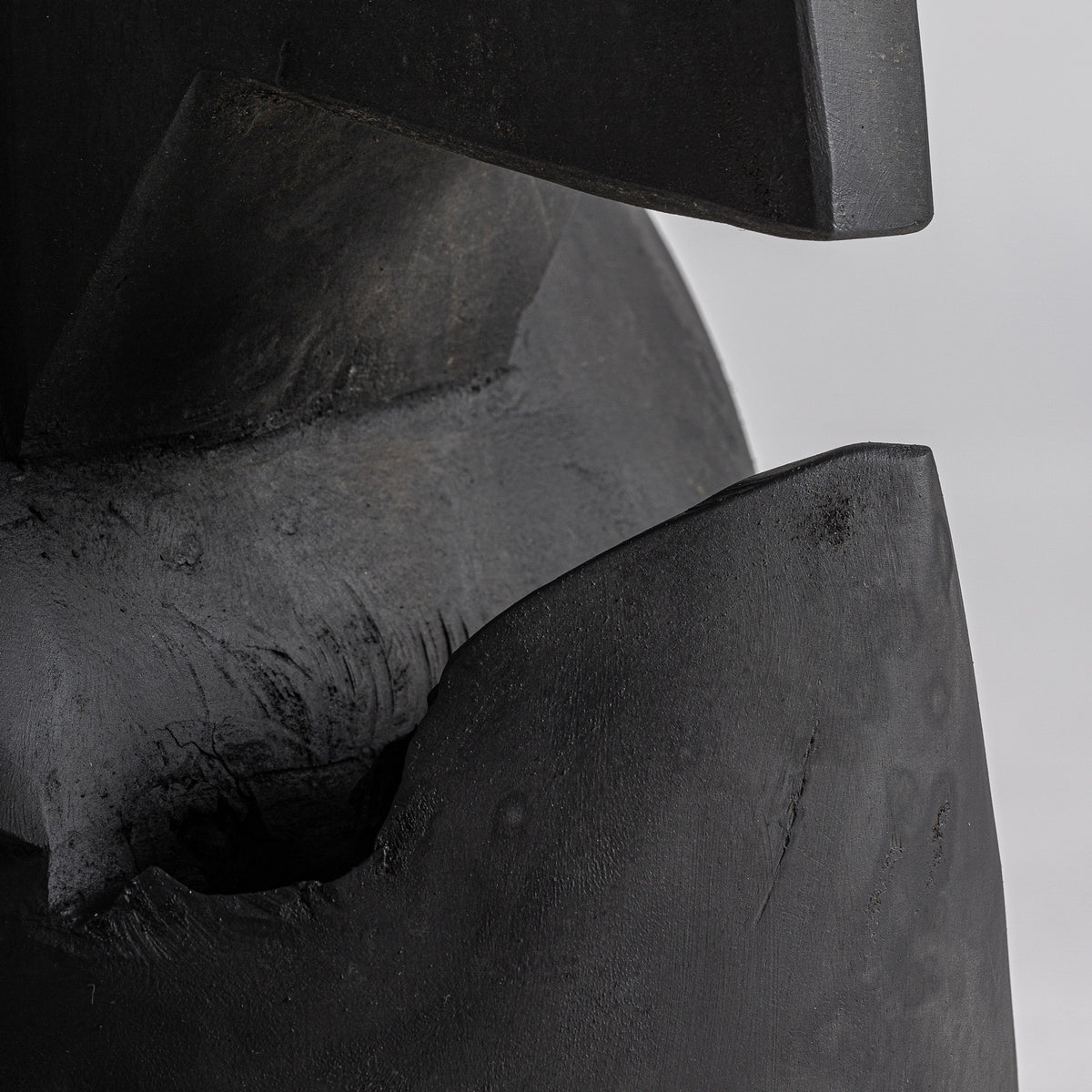 Escultura Harper — Madera de teca negro mate