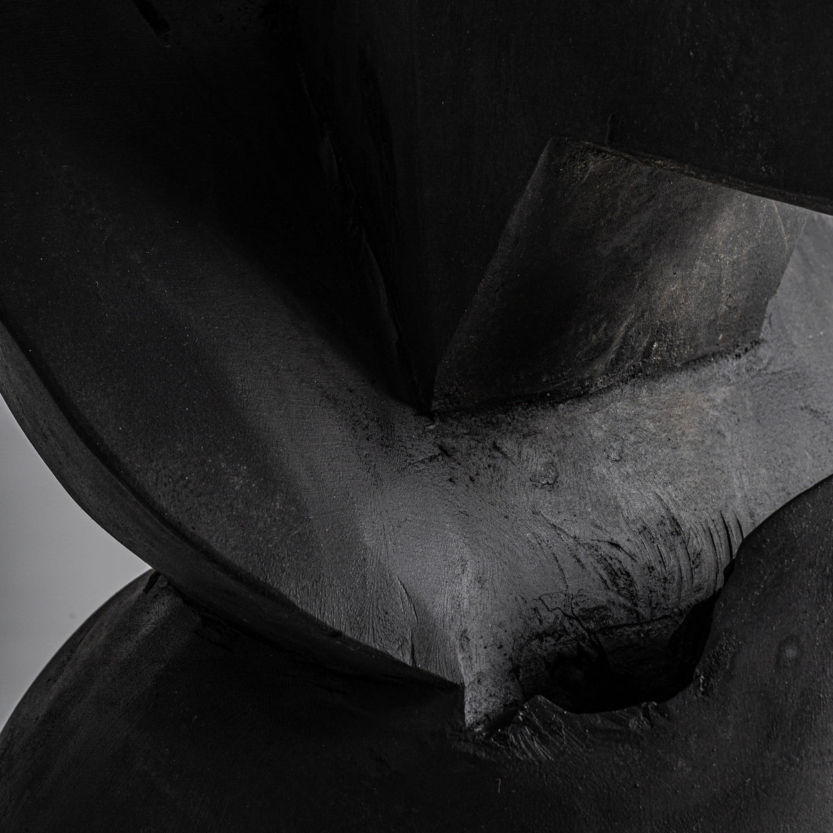 Escultura Harper — Madera de teca negro mate