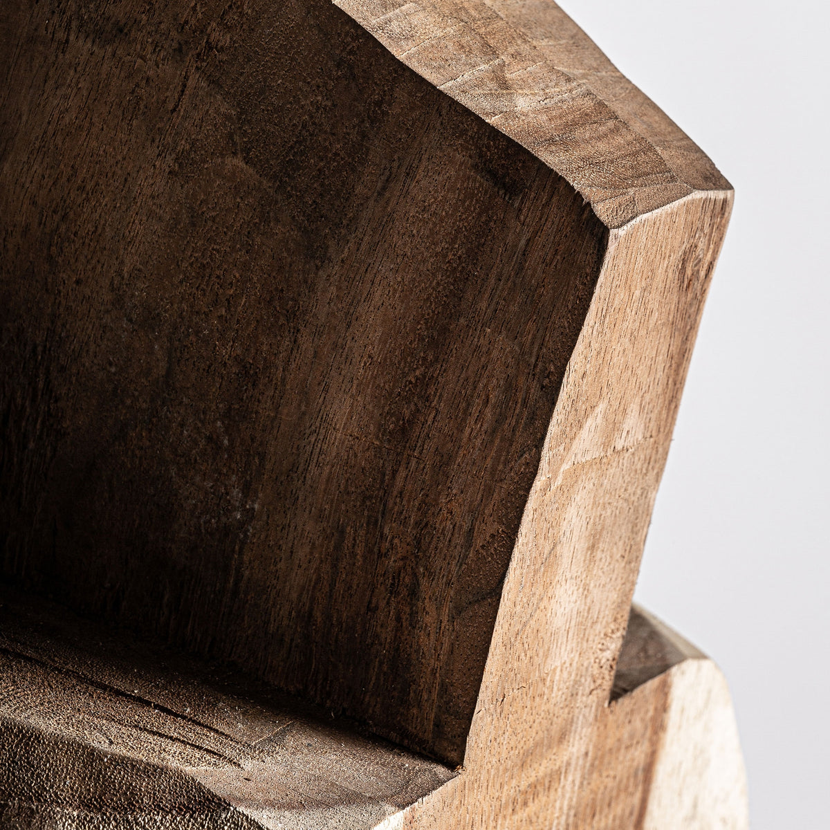 Escultura Hasan — Madera de teca tonos en marrón natural