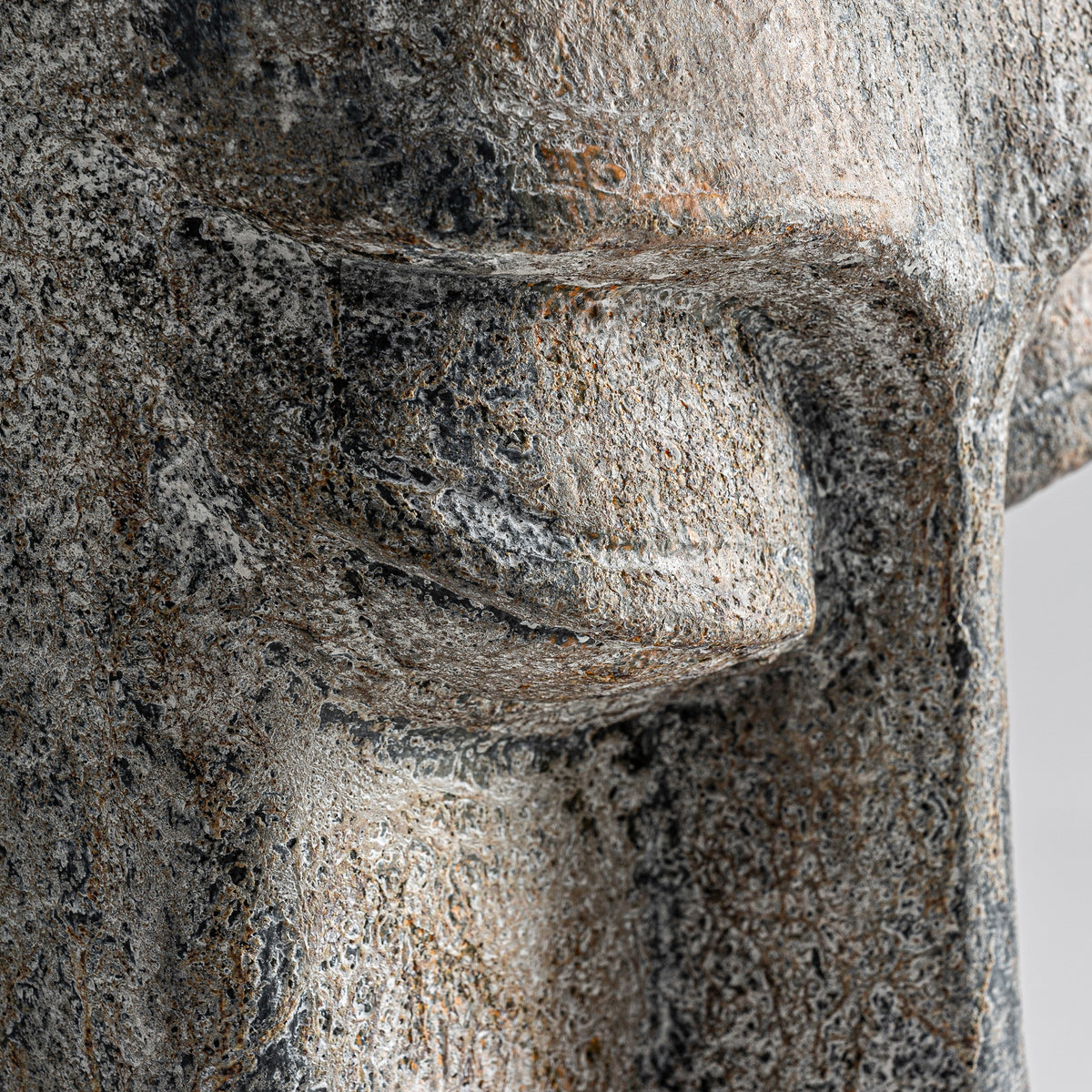 Escultura Khalid — Cemento gris envejecido