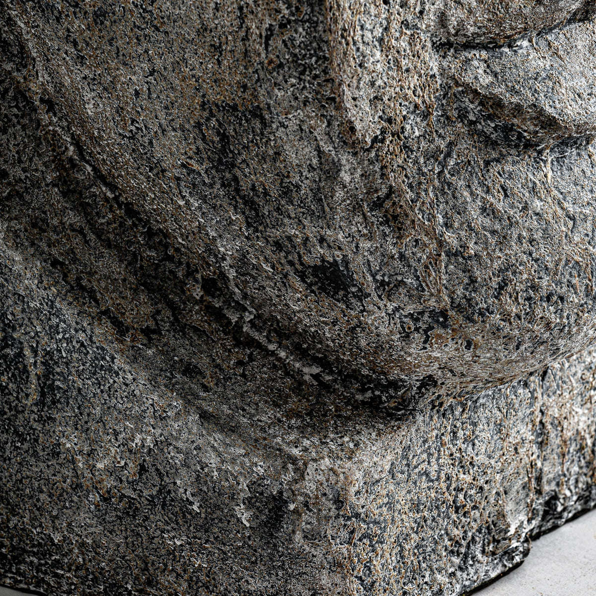 Escultura Khalid — Cemento gris envejecido