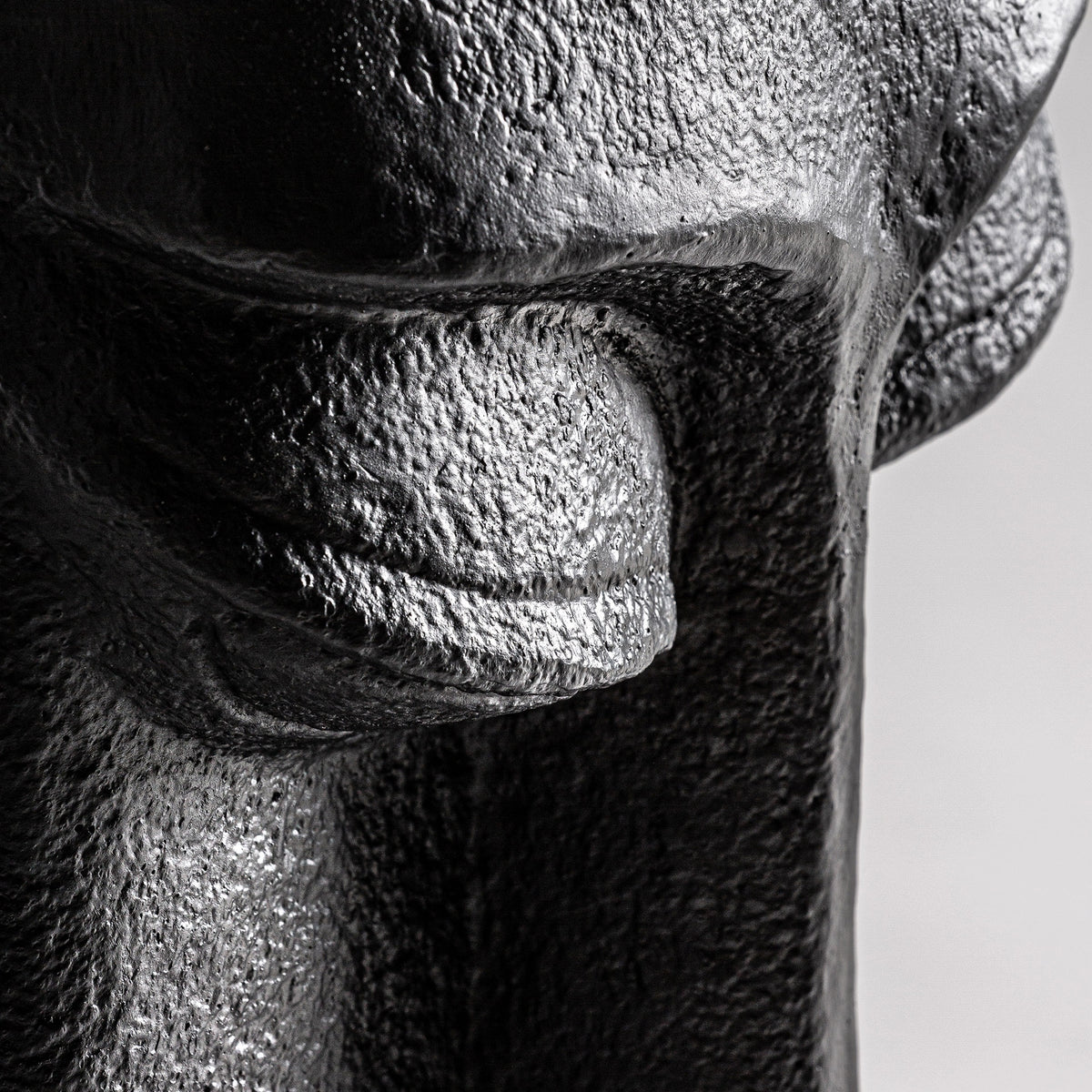 Escultura Khalid — Cemento negro