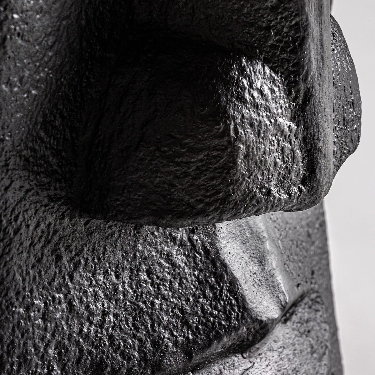Escultura Khalid — Cemento negro