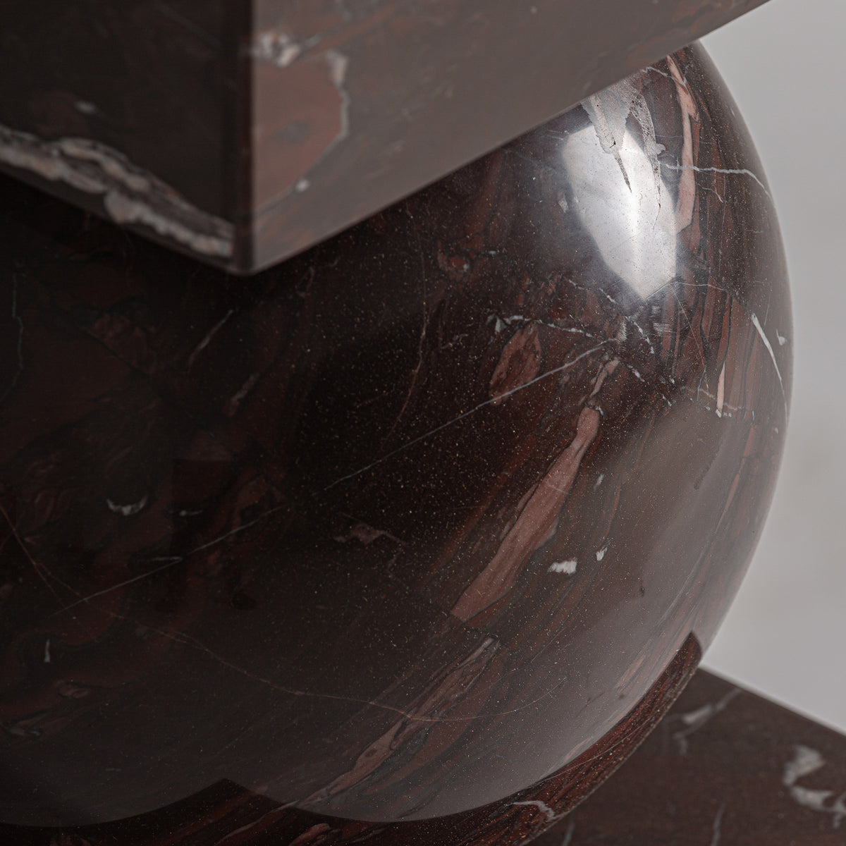 Escultura Pie — Mármol burdeos