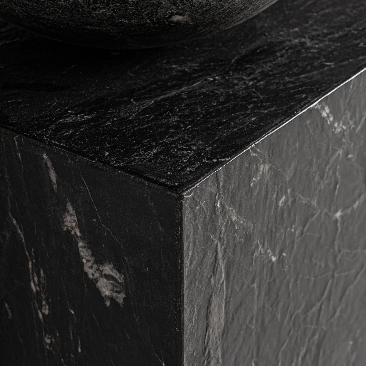 Escultura Pie — Mármol negro