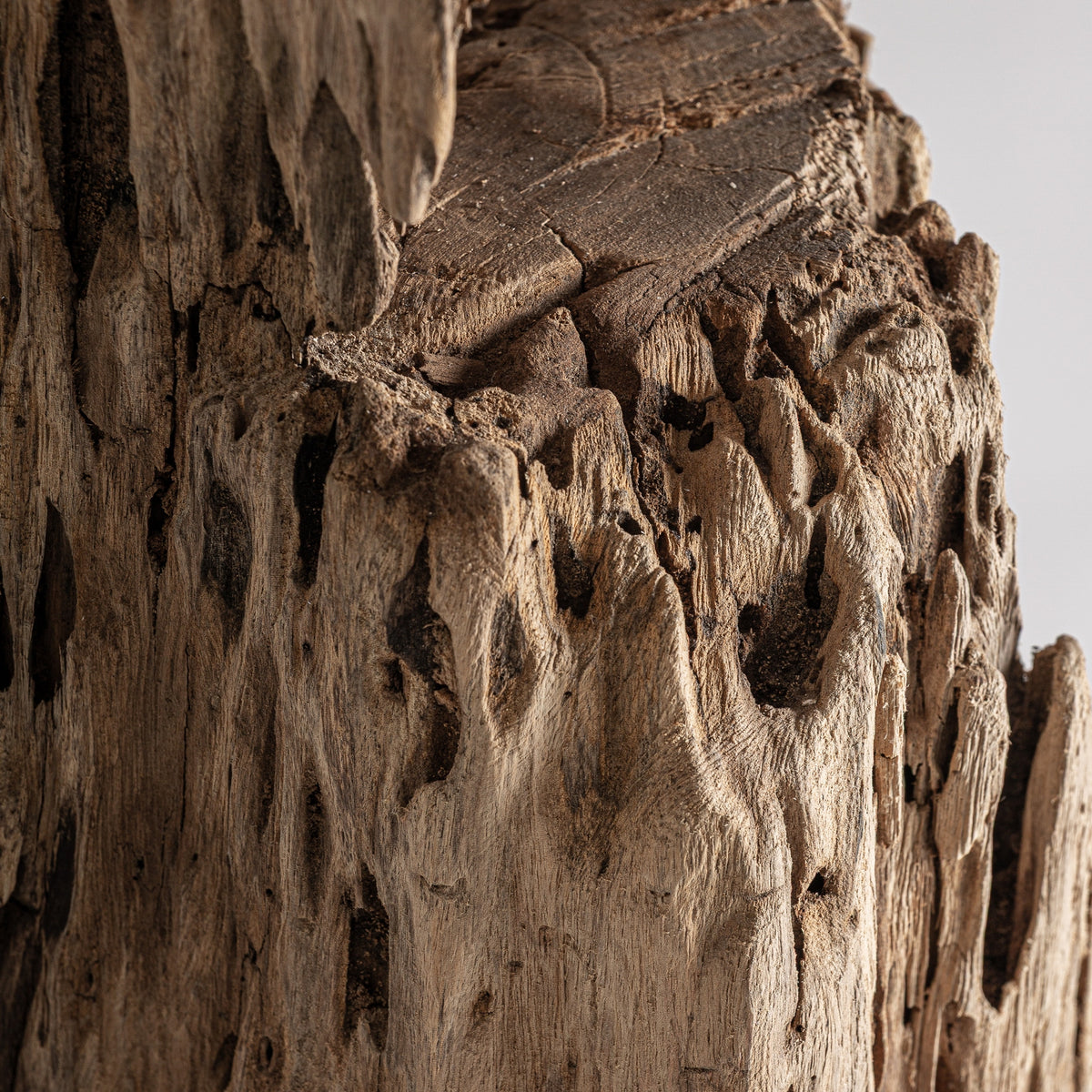 Escultura Pie Mitril — Madera recuperada marrón