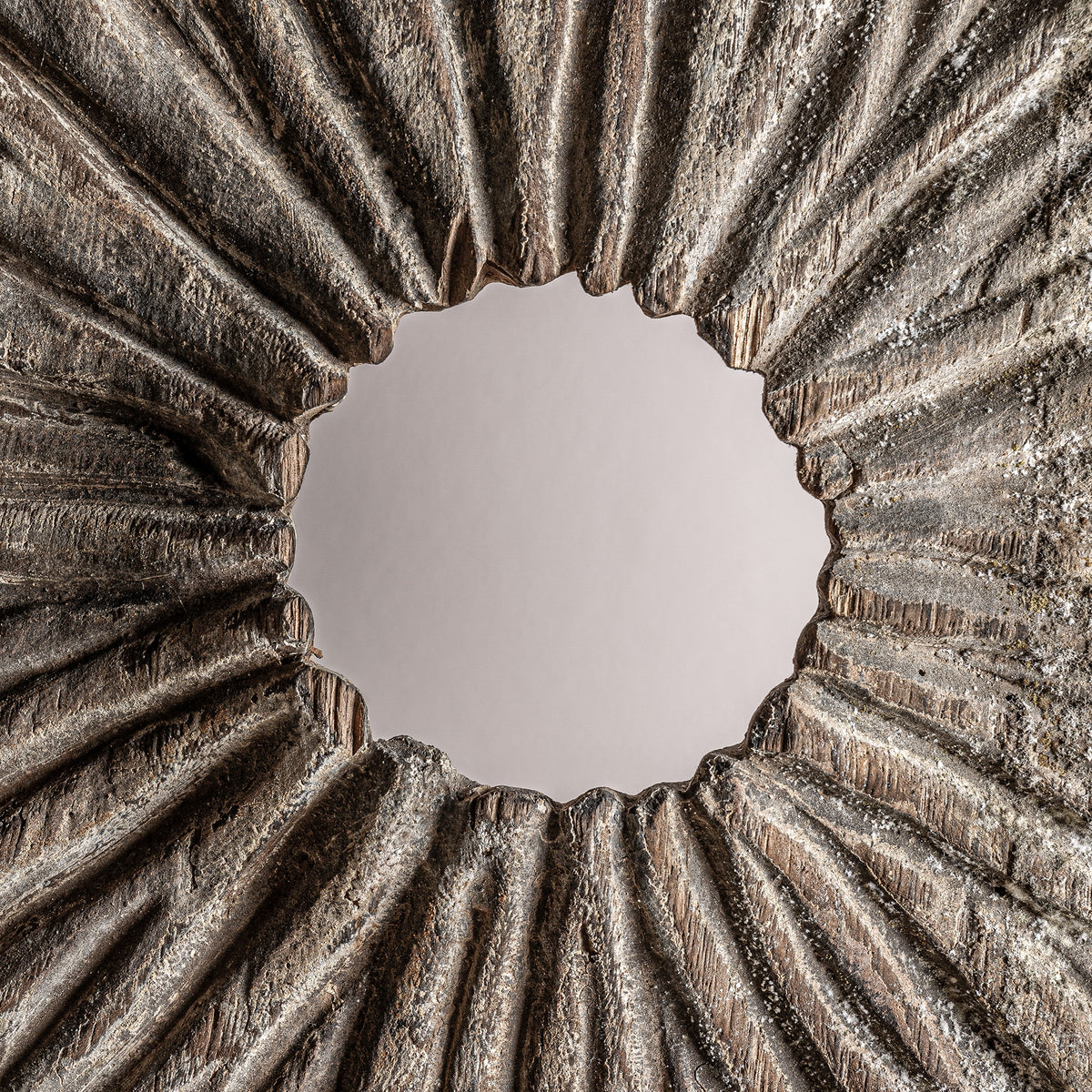 Escultura Pie Najla — Madera suar marrón envejecido