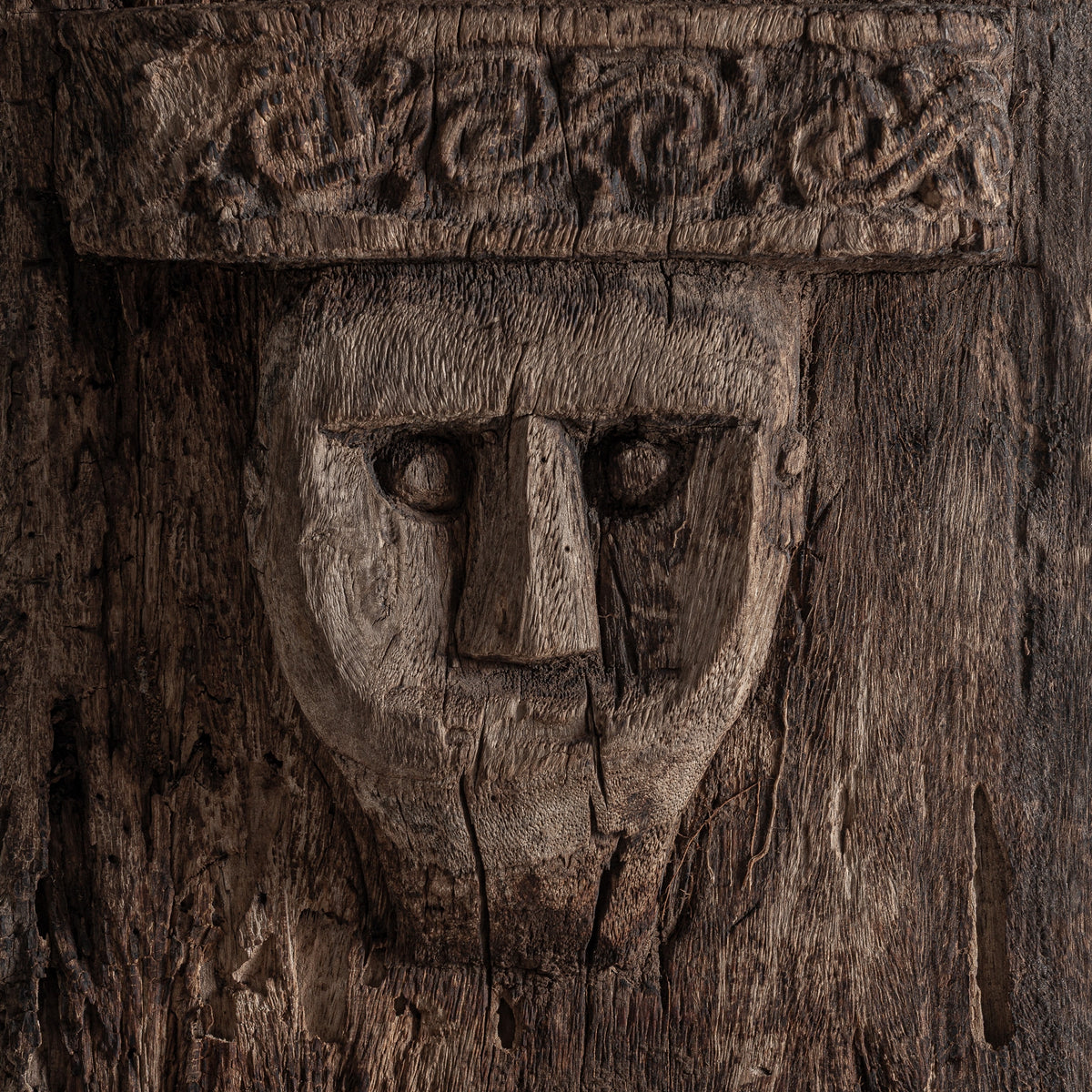 Escultura Pie Prejmer — Madera suar marrón