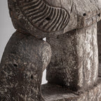 Escultura Pie Rolho — Madera suar marrón envejecido