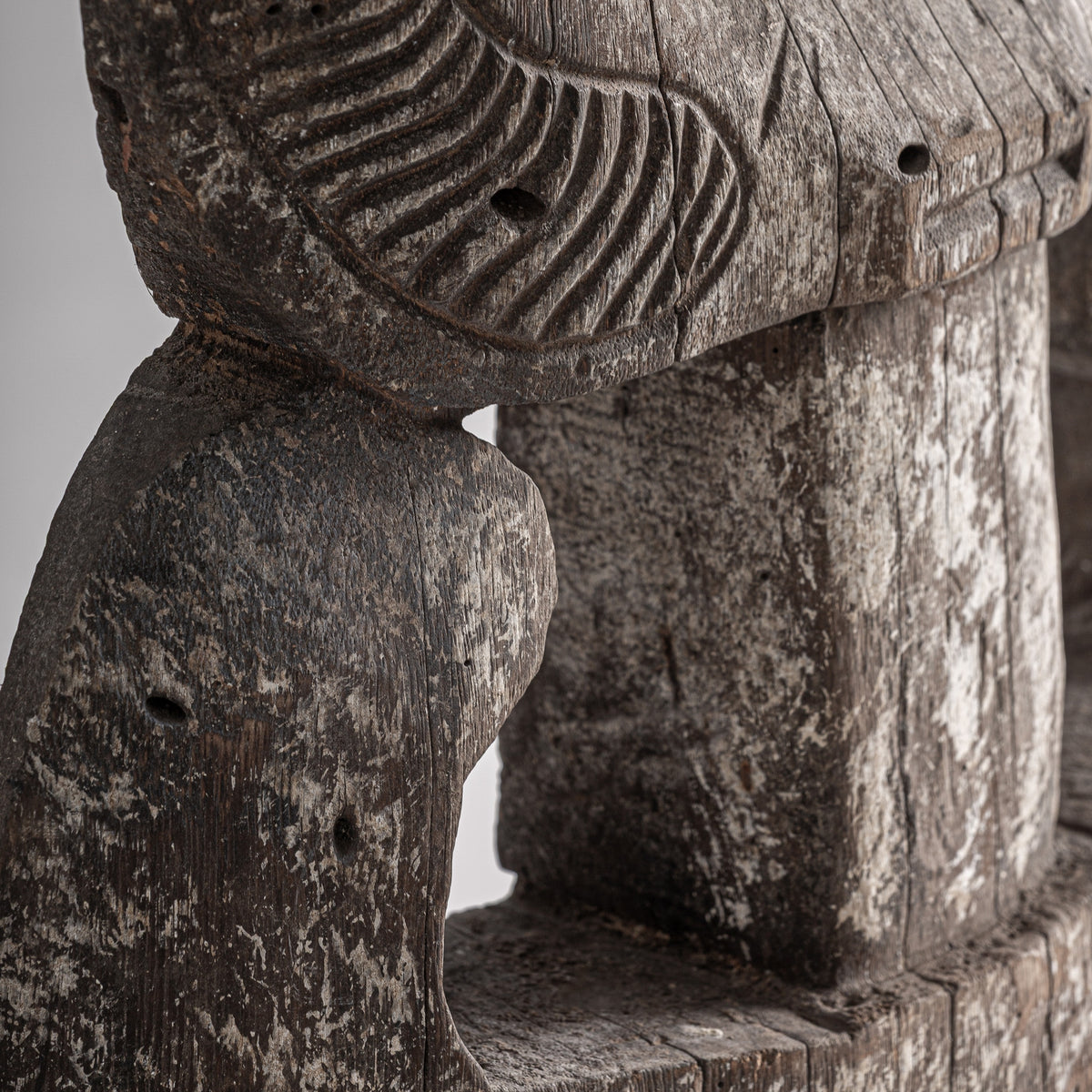Escultura Pie Rolho — Madera suar marrón envejecido