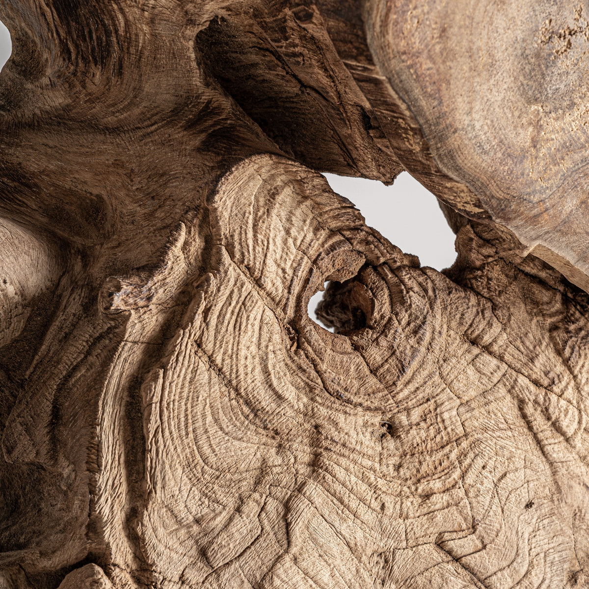 Escultura Pie Szendro — Madera de teca marrón