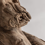 Escultura Pie Szendro — Madera de teca marrón