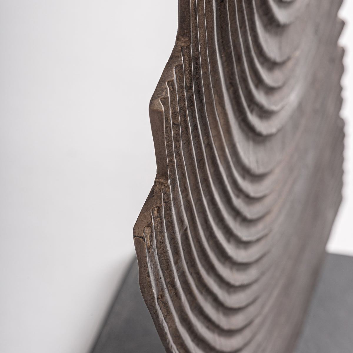 Figura Decorativa — Aluminio dorado
