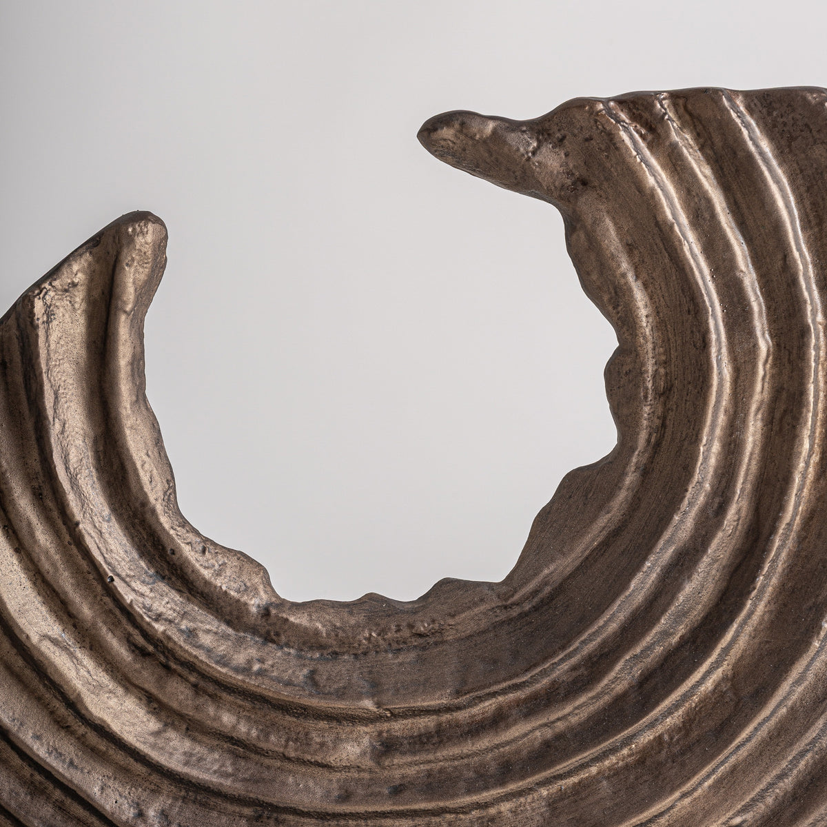 Figura Decorativa — Aluminio dorado
