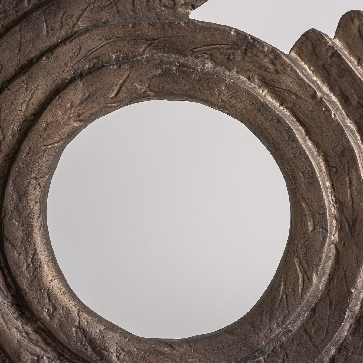 Figura Decorativa — Aluminio dorado