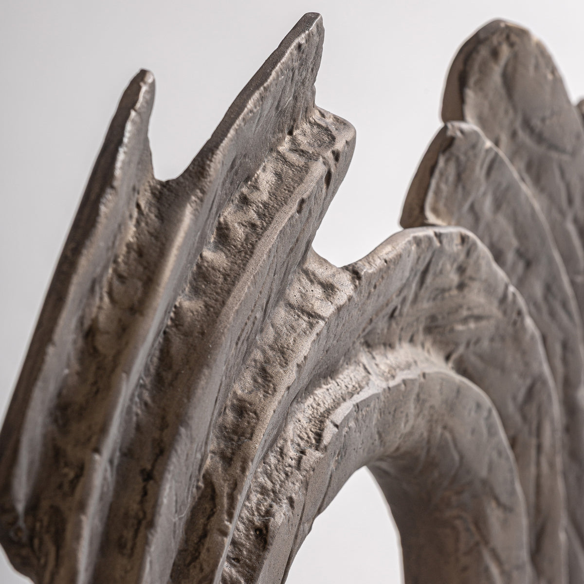 Figura Decorativa — Aluminio dorado