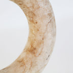 Figura decorativa Amara — Mármol blanco roto
