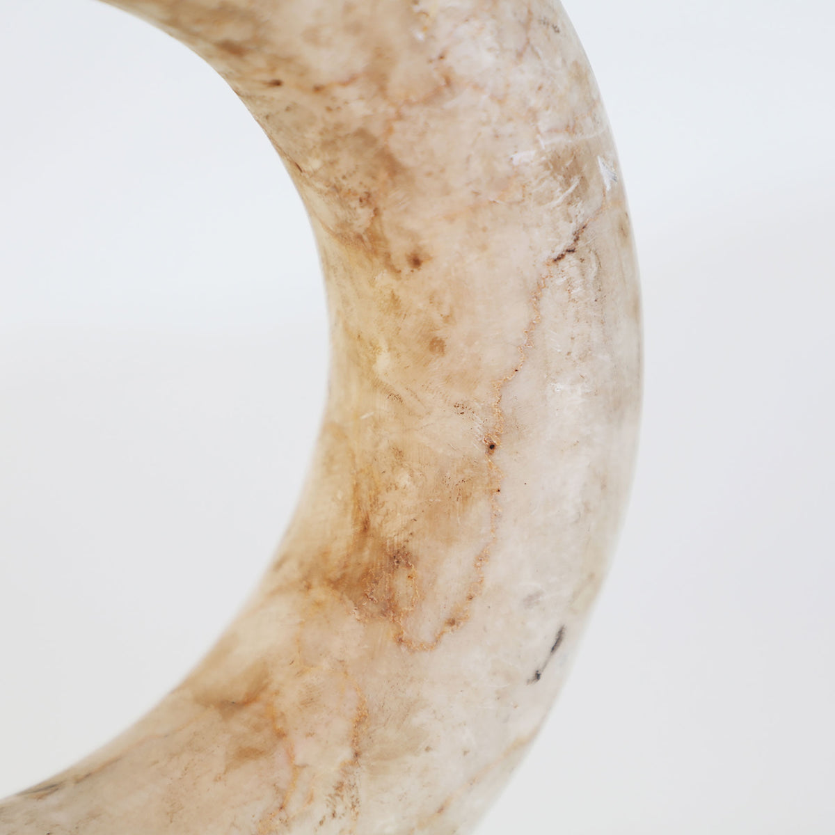 Figura decorativa Amara — Mármol blanco roto