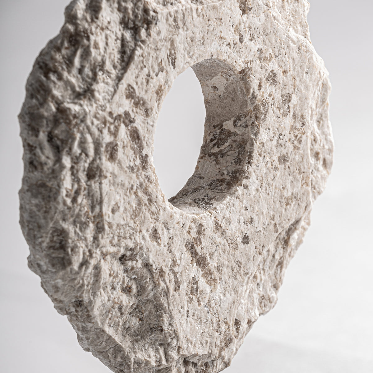 Figura decorativa Gajala — Piedra blanco roto