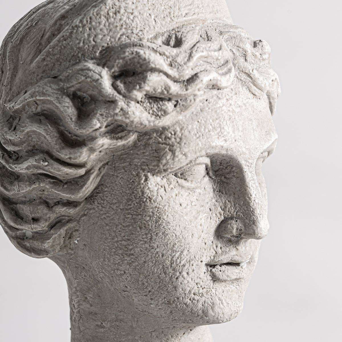Figura decorativa Helena — Resina blanco roto