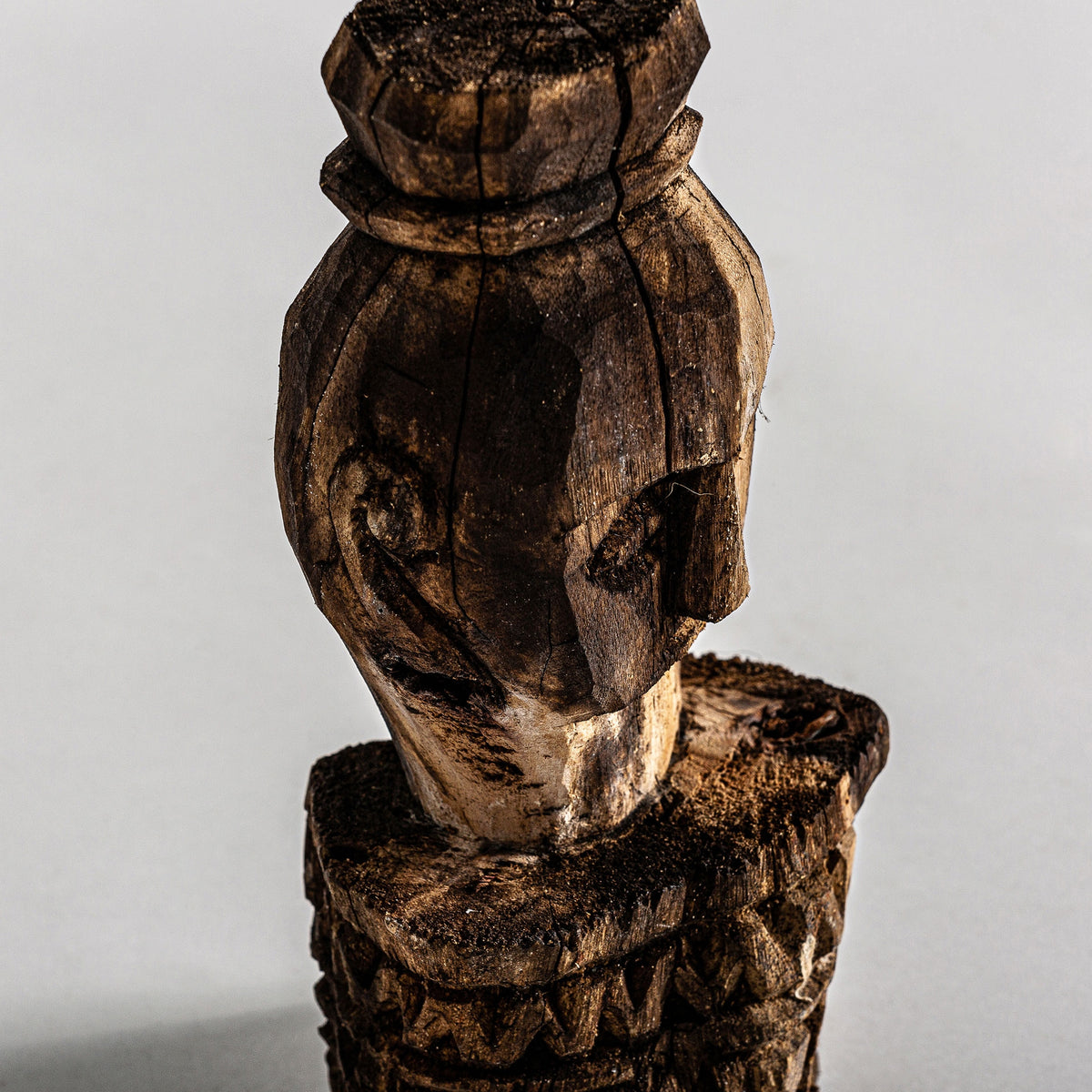 Figura decorativa Igbo — Madera de teca marrón envejecido