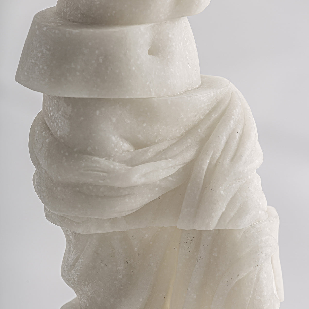Figura decorativa Ofelia — Resina blanco roto