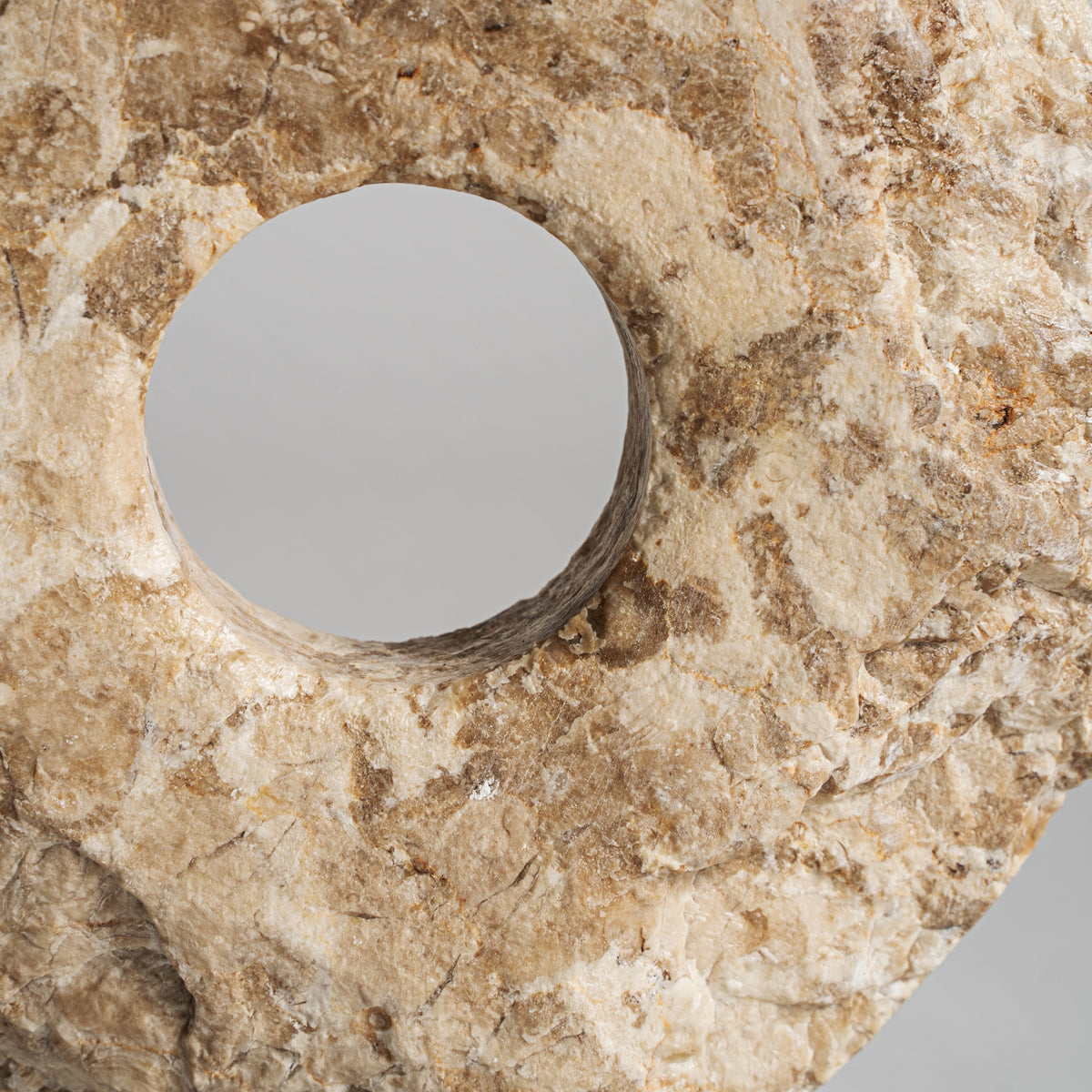 Figura decorativa Rajaka — Piedra beige
