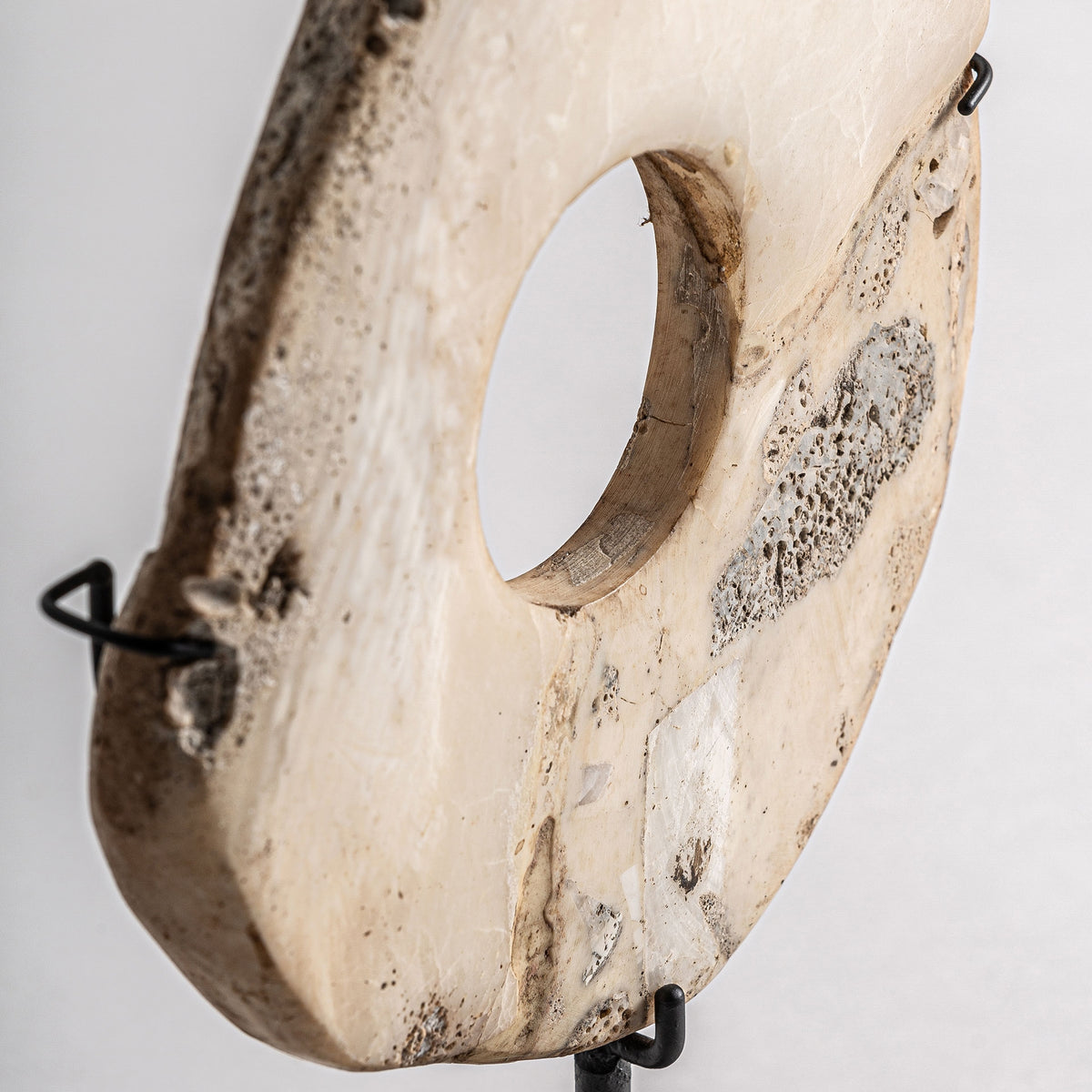 Figura decorativa Saha — Piedra crema