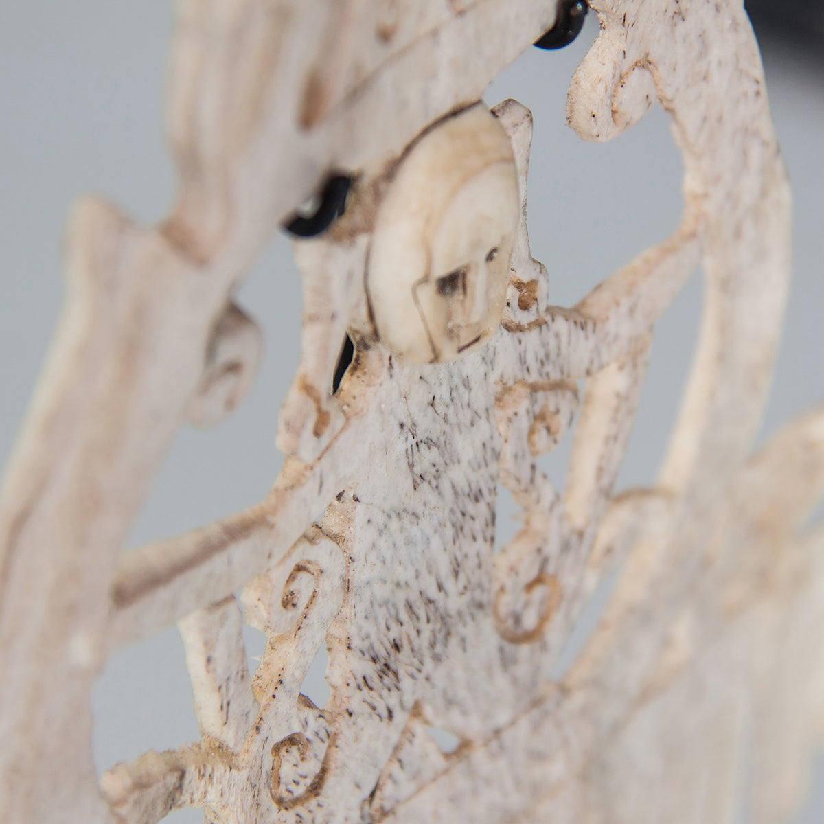 Figura decorativa Sharik — Madera tropical blanco roto