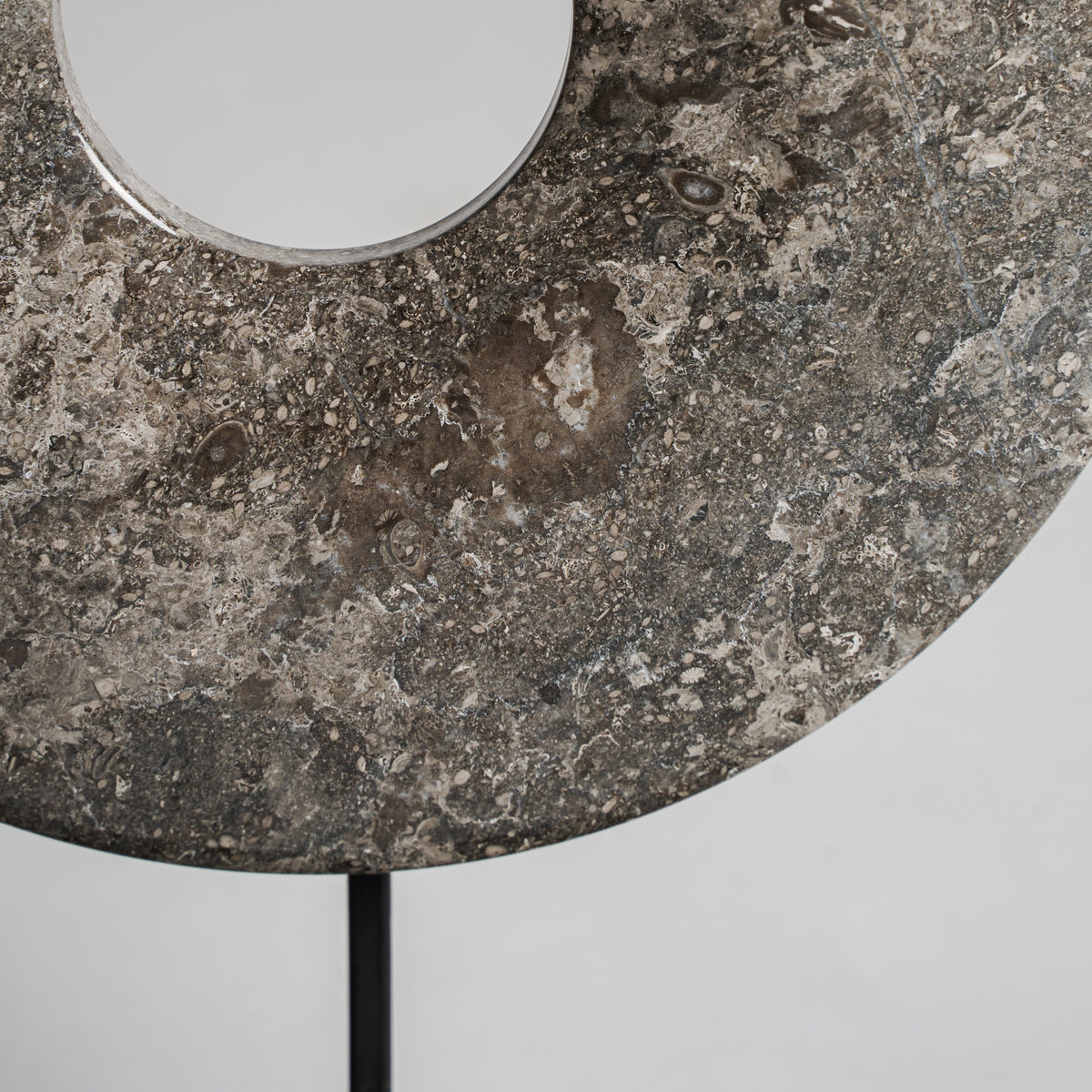 Figura decorativa Yajli — Mármol gris