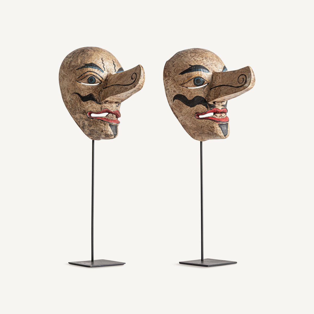 Figura étnica Nhak — Madera tropical marrón