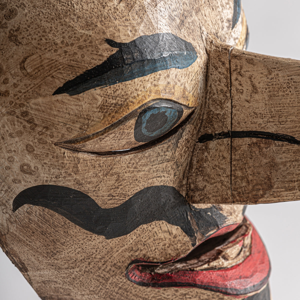 Figura étnica Nhak — Madera tropical marrón