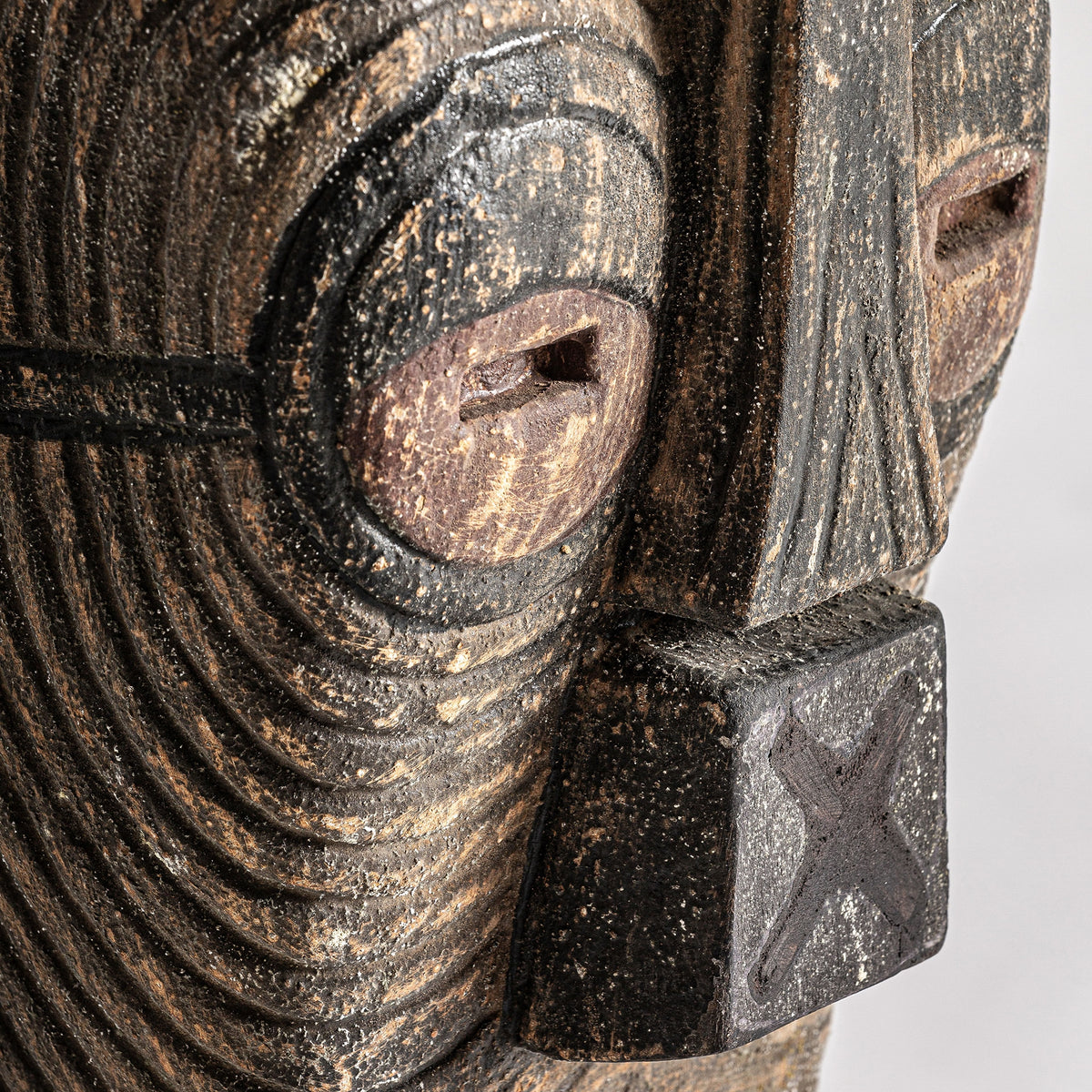 Figura Plik — Madera de mango marrón envejecido